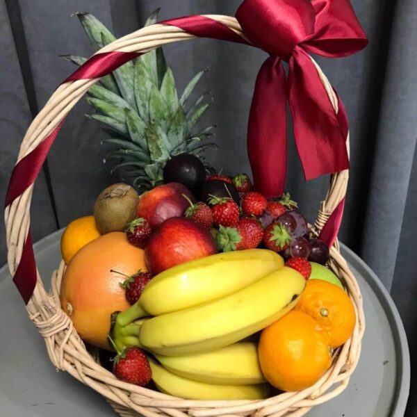 Фруктовая корзина с клубникой